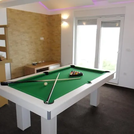 빌라 Luxury Star Lights - Heated Pool, Hot Tub, Gym, Billiard 트로기르