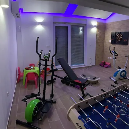 Luxury Star Lights - Heated Pool, Hot Tub, Gym, Billiard 别墅