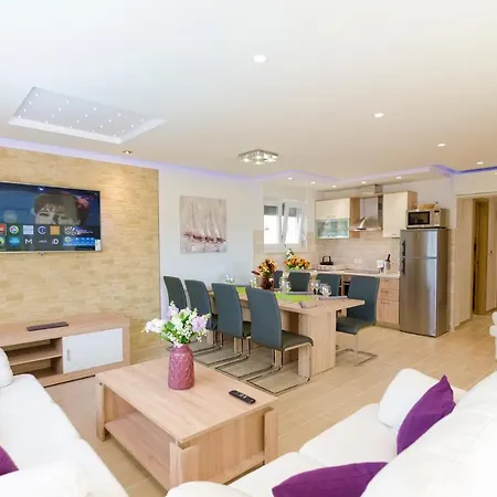 Villa Luxury Star Lights - Heated Pool, Hot Tub, Gym, Billiard *